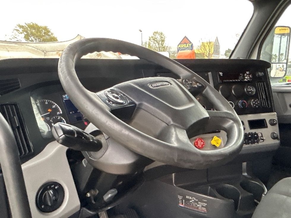 Sleeper Tractor-Heavy Duty Tractors-Freightliner-2021-T12664ST-Houston-TX-594,401\n\t\tmiles-$ 52,750 - Image 10