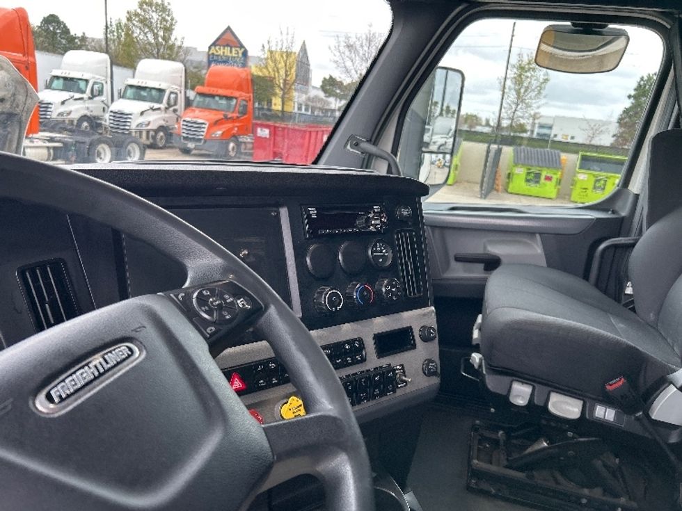 Sleeper Tractor-Heavy Duty Tractors-Freightliner-2021-T12664ST-Houston-TX-594,401\n\t\tmiles-$ 52,750 - Image 12