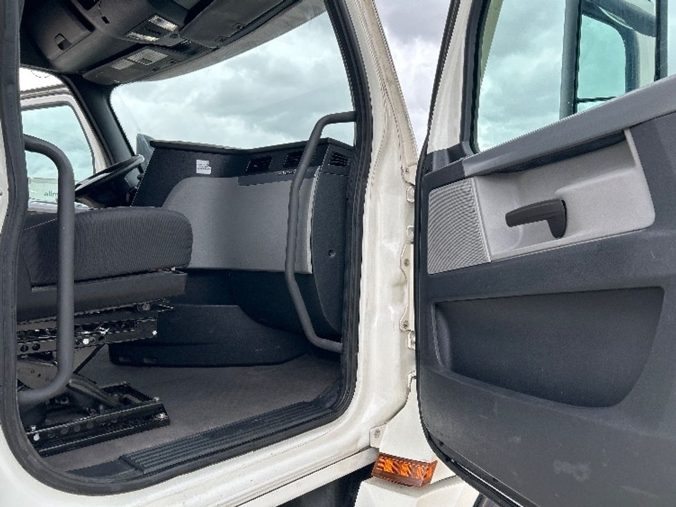 Sleeper Tractor-Heavy Duty Tractors-Freightliner-2021-T12664ST-Houston-TX-594,401\n\t\tmiles-$ 52,750 - Image 13