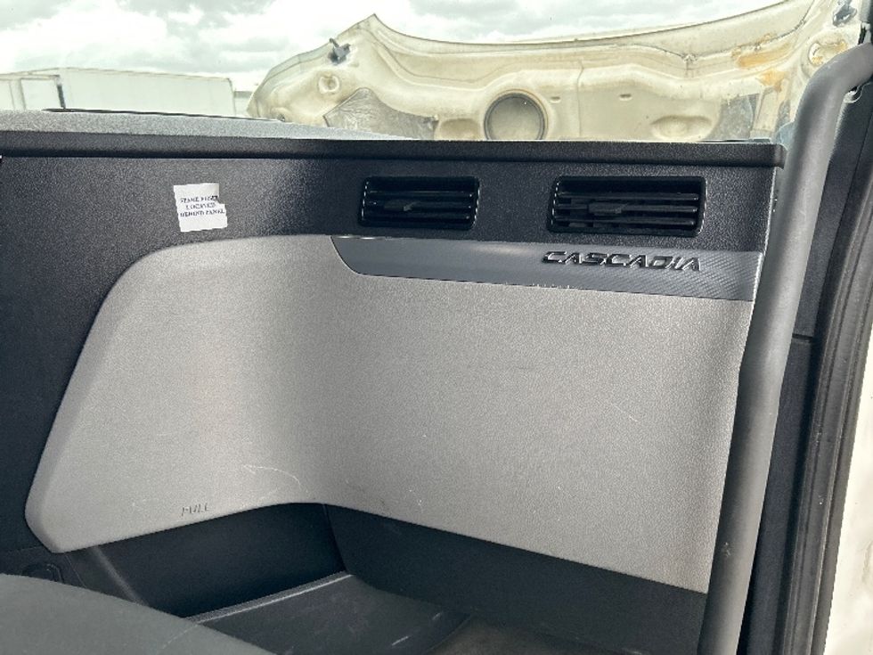 Sleeper Tractor-Heavy Duty Tractors-Freightliner-2021-T12664ST-Houston-TX-594,401\n\t\tmiles-$ 52,750 - Image 14