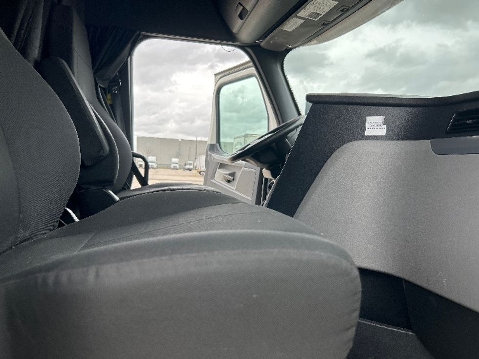 Sleeper Tractor-Heavy Duty Tractors-Freightliner-2021-T12664ST-Houston-TX-594,401\n\t\tmiles-$ 52,750 - Image 15