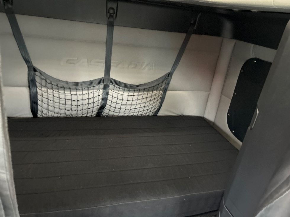 Sleeper Tractor-Heavy Duty Tractors-Freightliner-2021-T12664ST-Houston-TX-594,401\n\t\tmiles-$ 52,750 - Image 16