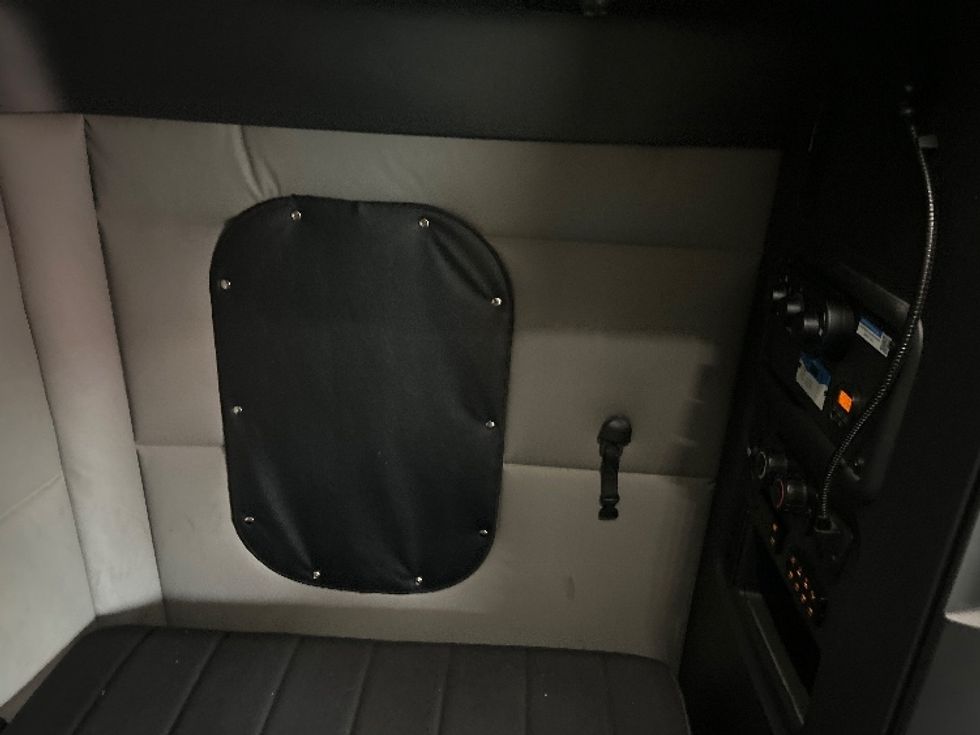 Sleeper Tractor-Heavy Duty Tractors-Freightliner-2021-T12664ST-Houston-TX-594,401\n\t\tmiles-$ 52,750 - Image 17