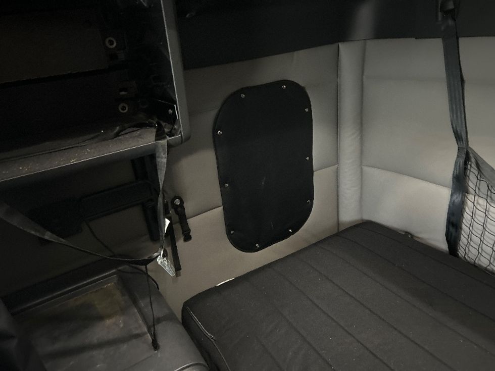 Sleeper Tractor-Heavy Duty Tractors-Freightliner-2021-T12664ST-Houston-TX-594,401\n\t\tmiles-$ 52,750 - Image 18