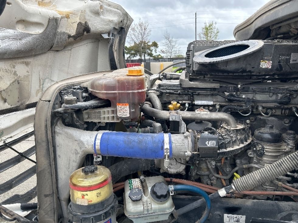 Sleeper Tractor-Heavy Duty Tractors-Freightliner-2021-T12664ST-Houston-TX-594,401\n\t\tmiles-$ 52,750 - Image 21