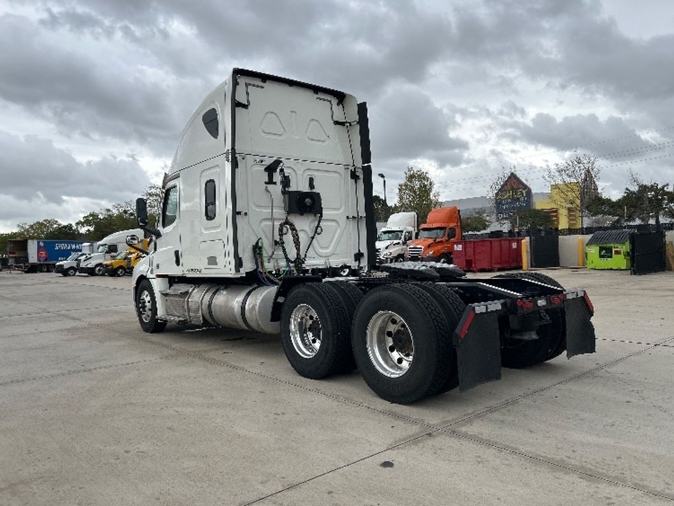 Sleeper Tractor-Heavy Duty Tractors-Freightliner-2021-T12664ST-Houston-TX-594,401\n\t\tmiles-$ 52,750 - Image 5