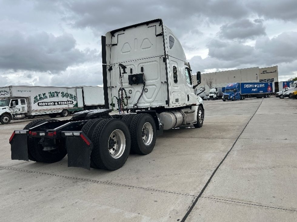 Sleeper Tractor-Heavy Duty Tractors-Freightliner-2021-T12664ST-Houston-TX-594,401\n\t\tmiles-$ 52,750 - Image 7