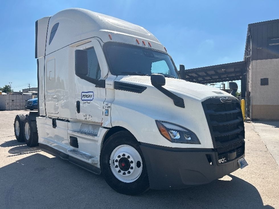 Sleeper Tractor-Heavy Duty Tractors-Freightliner-2021-T12664ST-Houston-TX-605,773\n\t\tmiles-$ 56,750 - Image 1