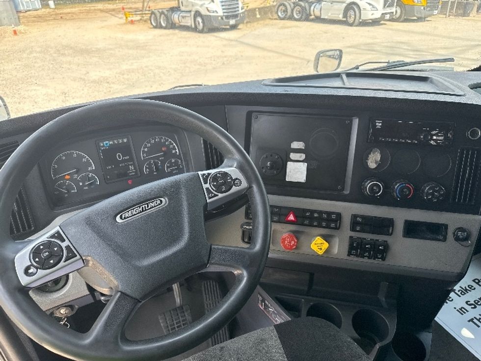 Sleeper Tractor-Heavy Duty Tractors-Freightliner-2021-T12664ST-Houston-TX-605,773\n\t\tmiles-$ 56,750 - Image 11