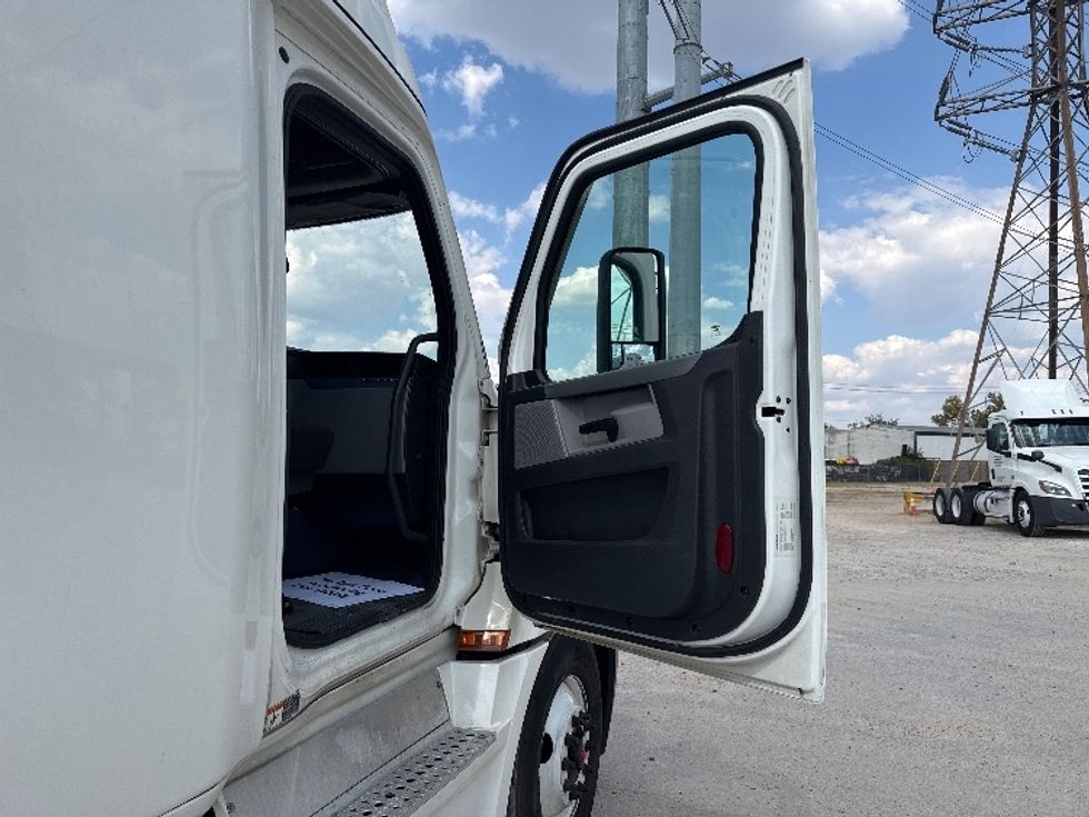Sleeper Tractor-Heavy Duty Tractors-Freightliner-2021-T12664ST-Houston-TX-605,773\n\t\tmiles-$ 56,750 - Image 13