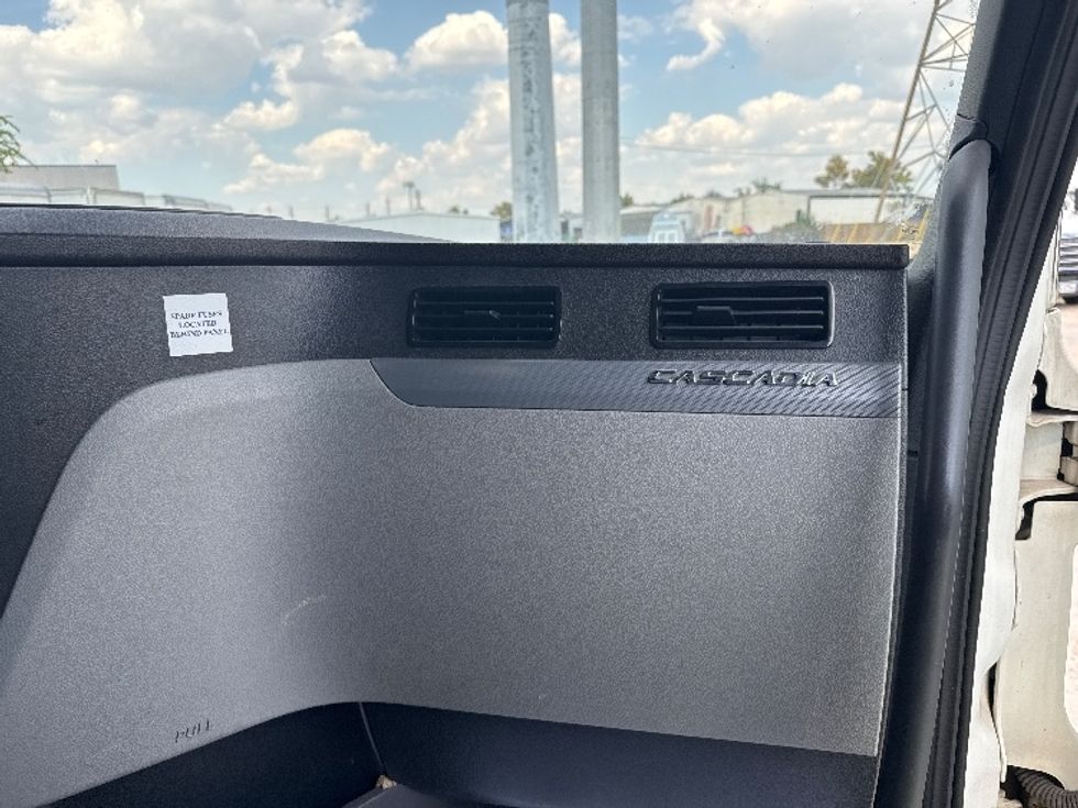 Sleeper Tractor-Heavy Duty Tractors-Freightliner-2021-T12664ST-Houston-TX-605,773\n\t\tmiles-$ 56,750 - Image 14