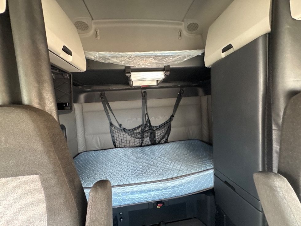 Sleeper Tractor-Heavy Duty Tractors-Freightliner-2021-T12664ST-Houston-TX-605,773\n\t\tmiles-$ 56,750 - Image 16