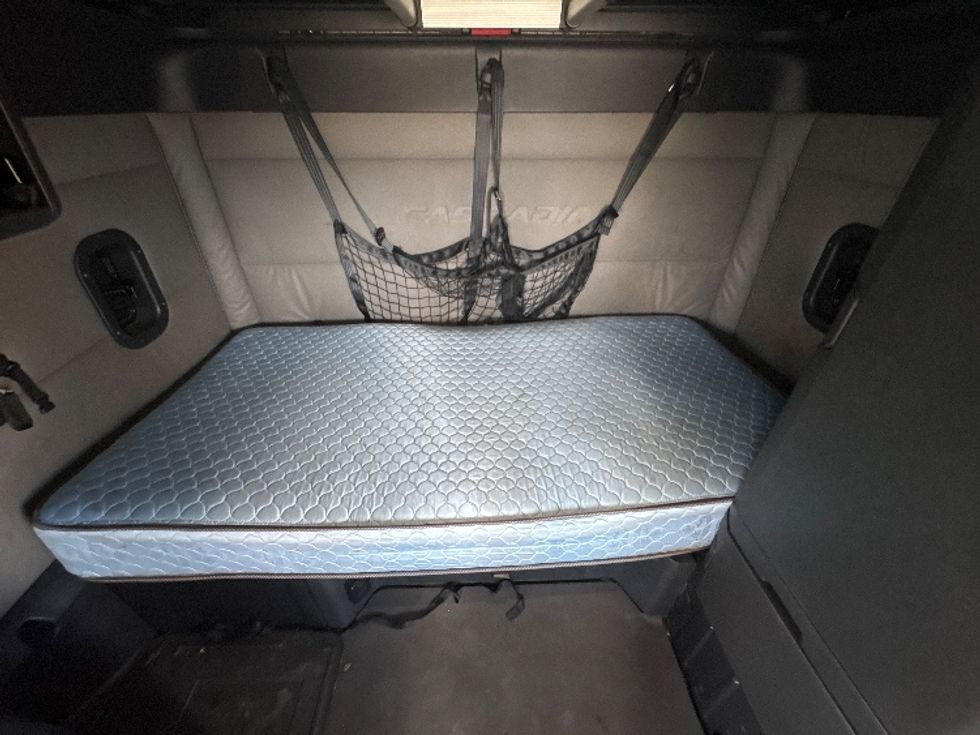 Sleeper Tractor-Heavy Duty Tractors-Freightliner-2021-T12664ST-Houston-TX-605,773\n\t\tmiles-$ 56,750 - Image 17