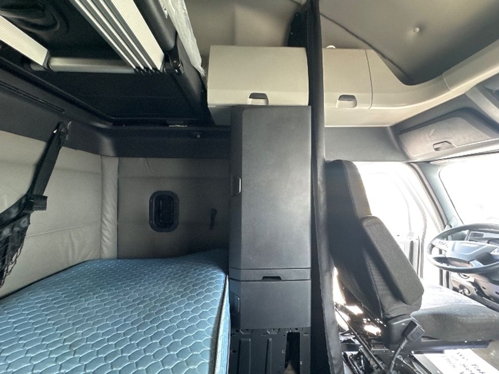 Sleeper Tractor-Heavy Duty Tractors-Freightliner-2021-T12664ST-Houston-TX-605,773\n\t\tmiles-$ 56,750 - Image 18