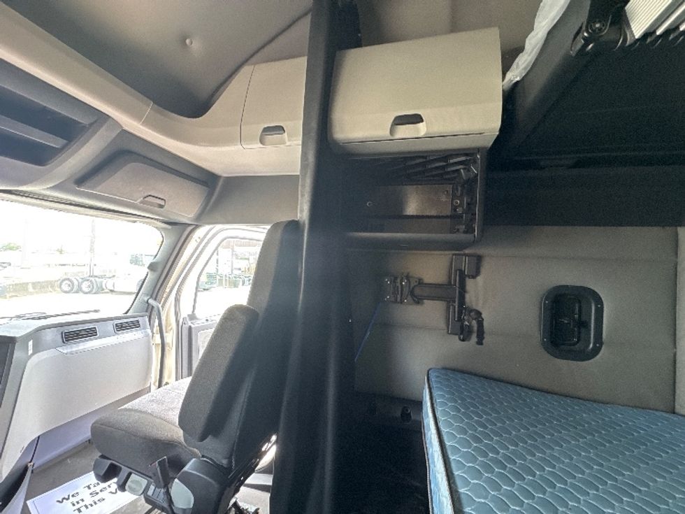 Sleeper Tractor-Heavy Duty Tractors-Freightliner-2021-T12664ST-Houston-TX-605,773\n\t\tmiles-$ 56,750 - Image 19