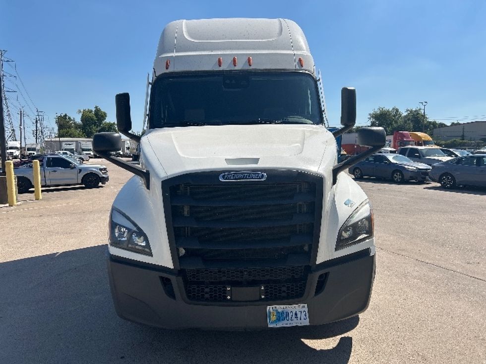 2021 Freightliner Cascadia 126" Sleeper Cab photo 2