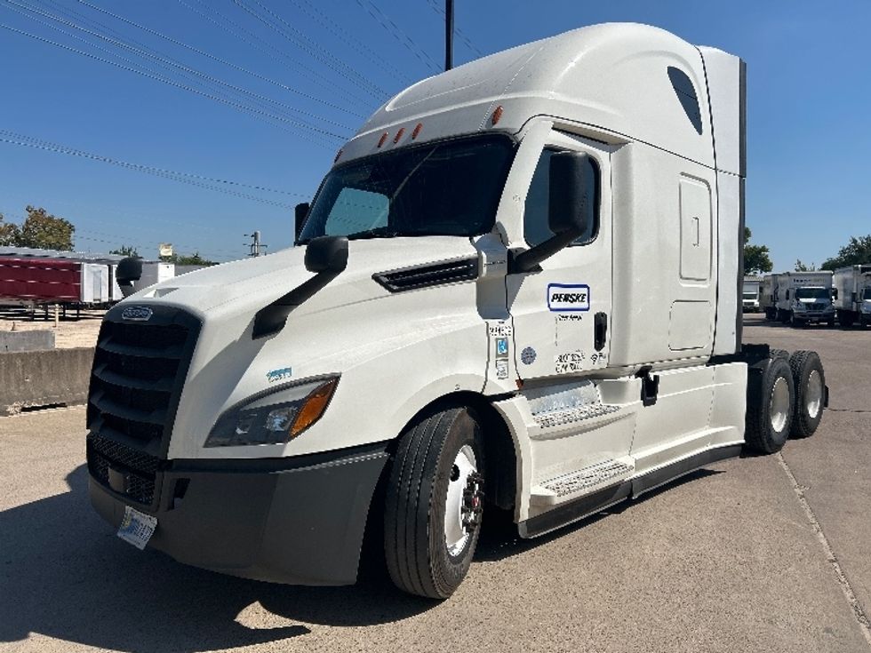 2021 Freightliner Cascadia 126" Sleeper Cab photo 3