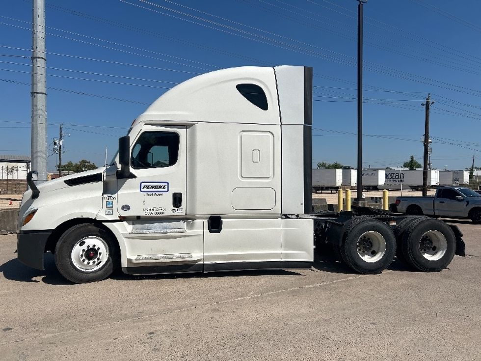 2021 Freightliner Cascadia 126" Sleeper Cab photo 4