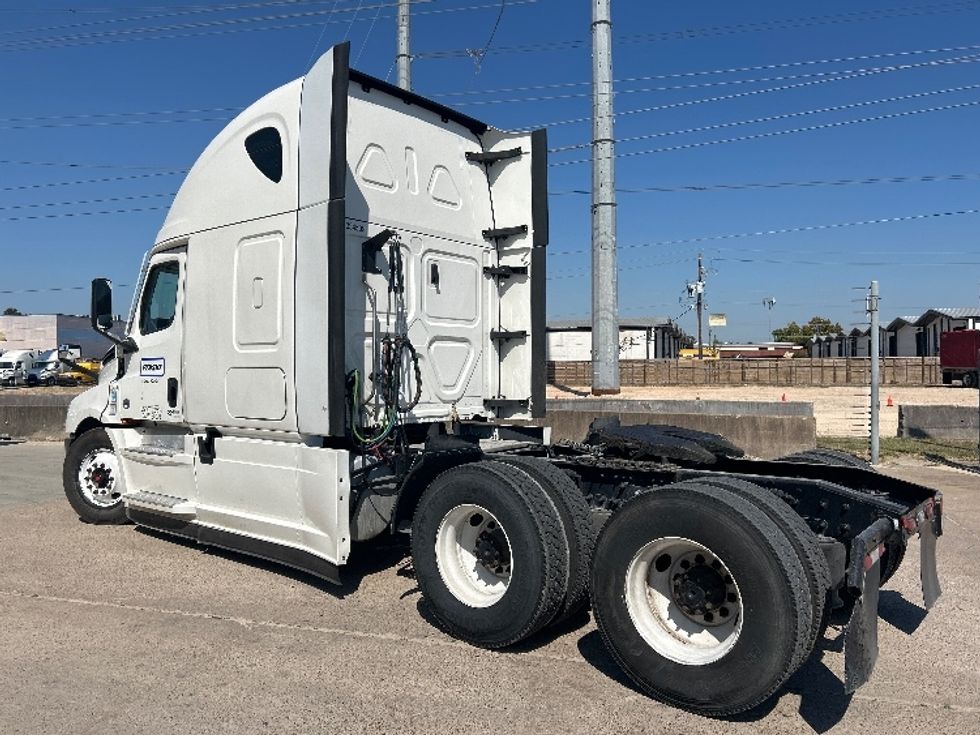 Sleeper Tractor-Heavy Duty Tractors-Freightliner-2021-T12664ST-Houston-TX-605,773\n\t\tmiles-$ 56,750 - Image 5