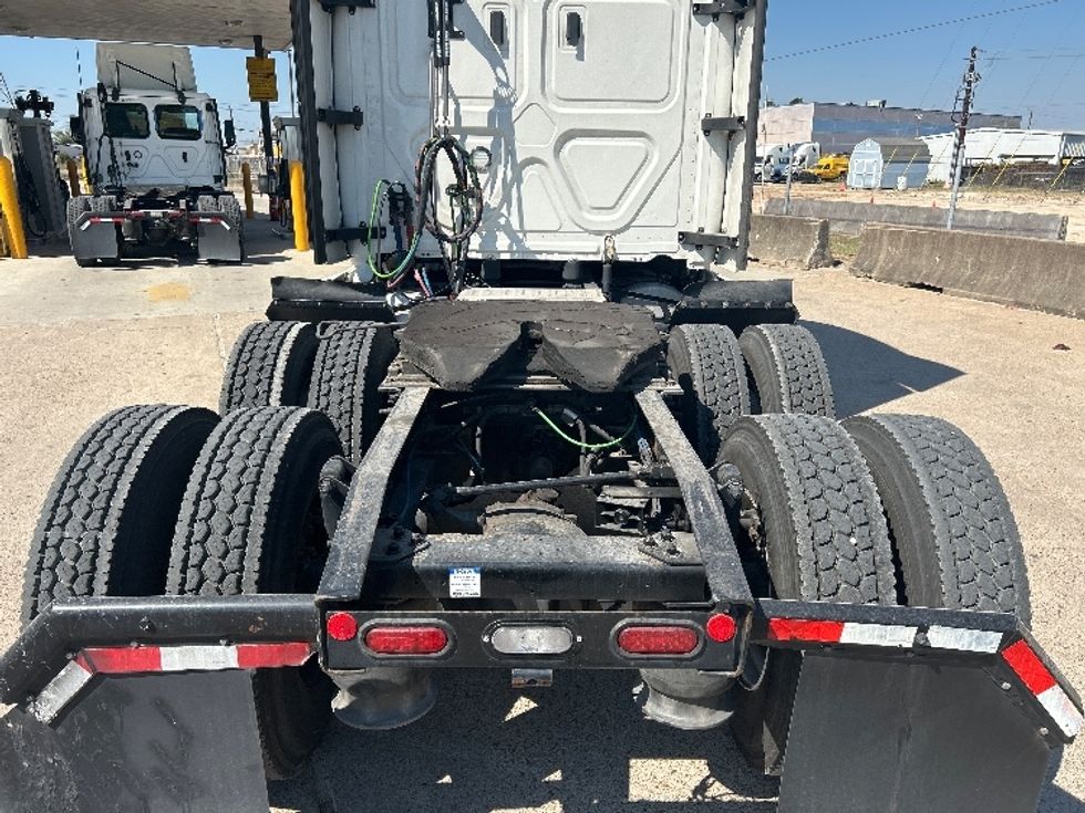 Sleeper Tractor-Heavy Duty Tractors-Freightliner-2021-T12664ST-Houston-TX-605,773\n\t\tmiles-$ 56,750 - Image 6