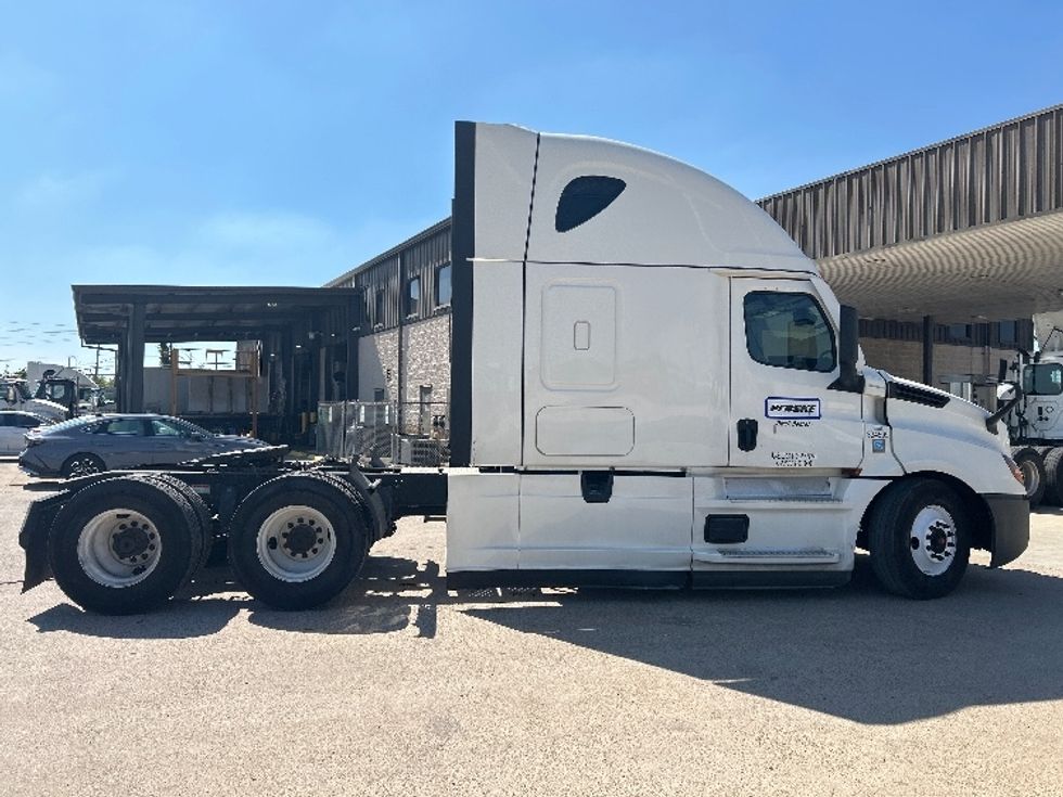 Sleeper Tractor-Heavy Duty Tractors-Freightliner-2021-T12664ST-Houston-TX-605,773\n\t\tmiles-$ 56,750 - Image 8
