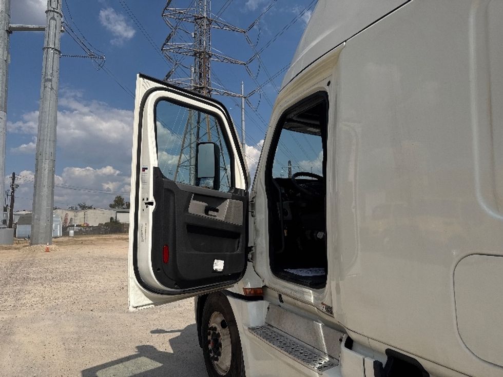 Sleeper Tractor-Heavy Duty Tractors-Freightliner-2021-T12664ST-Houston-TX-605,773\n\t\tmiles-$ 56,750 - Image 9