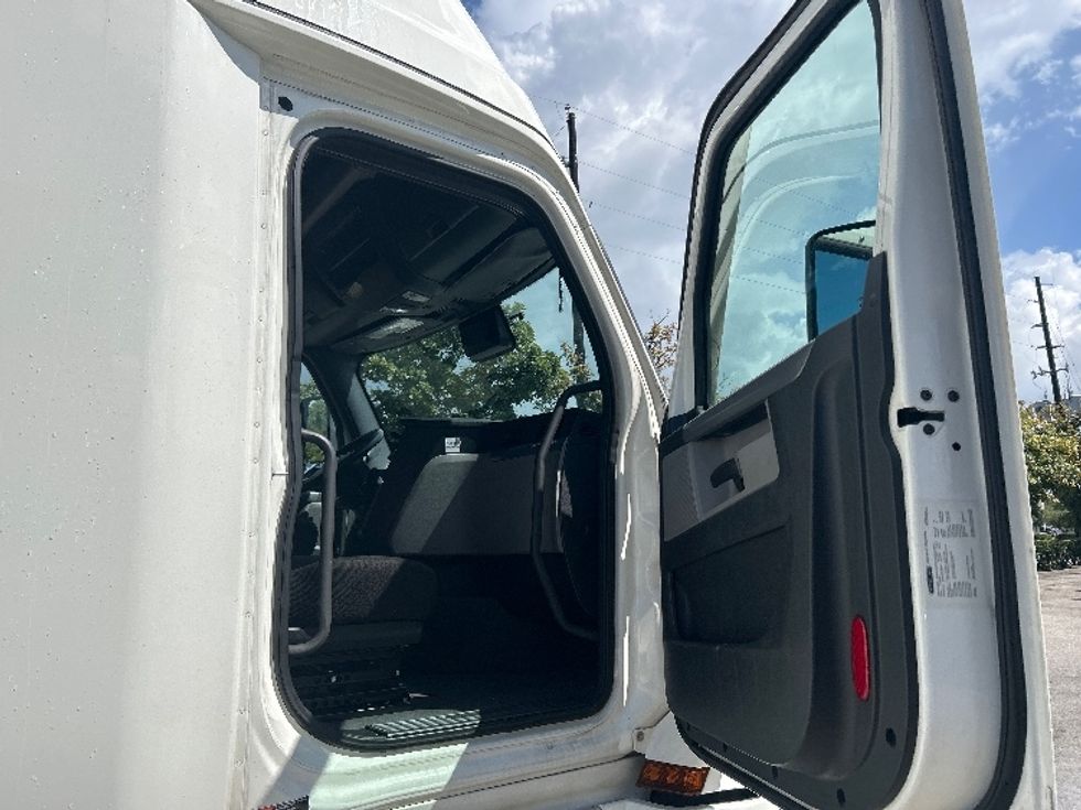 Sleeper Tractor-Heavy Duty Tractors-Freightliner-2021-T12664ST-Houston-TX-605,894\n\t\tmiles-$ 57,500 - Image 12