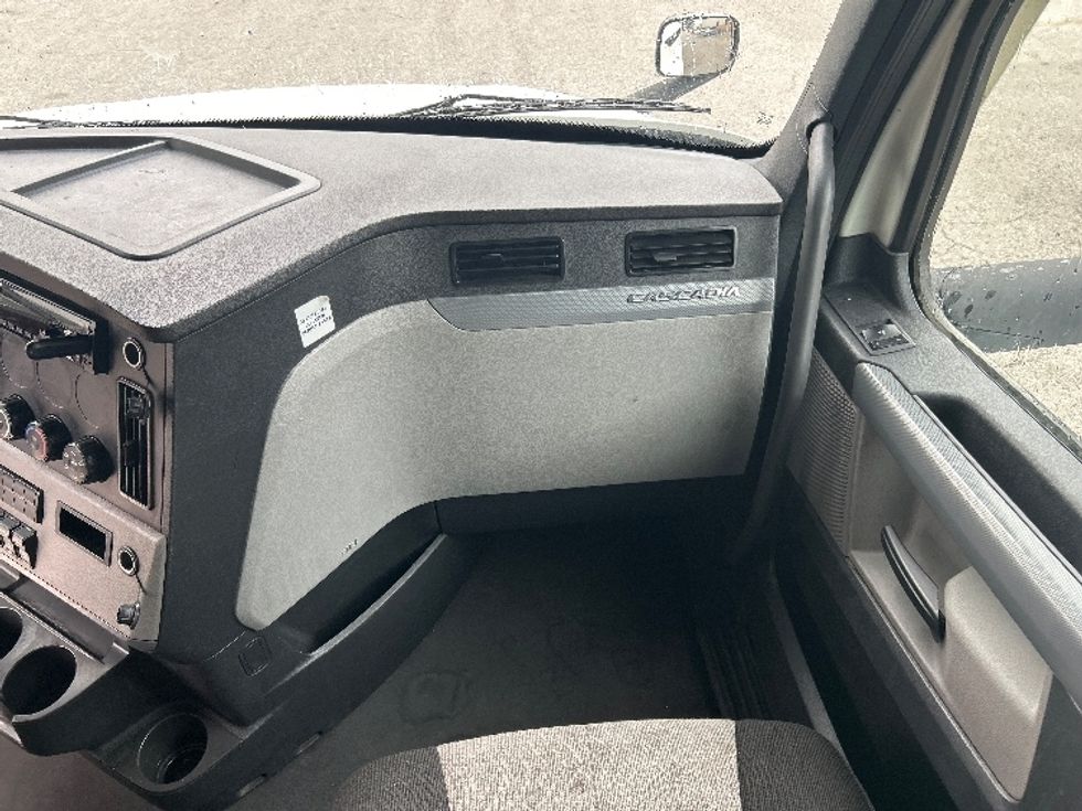 Sleeper Tractor-Heavy Duty Tractors-Freightliner-2021-T12664ST-Houston-TX-605,894\n\t\tmiles-$ 57,500 - Image 13