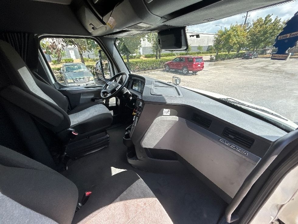 Sleeper Tractor-Heavy Duty Tractors-Freightliner-2021-T12664ST-Houston-TX-605,894\n\t\tmiles-$ 57,500 - Image 14