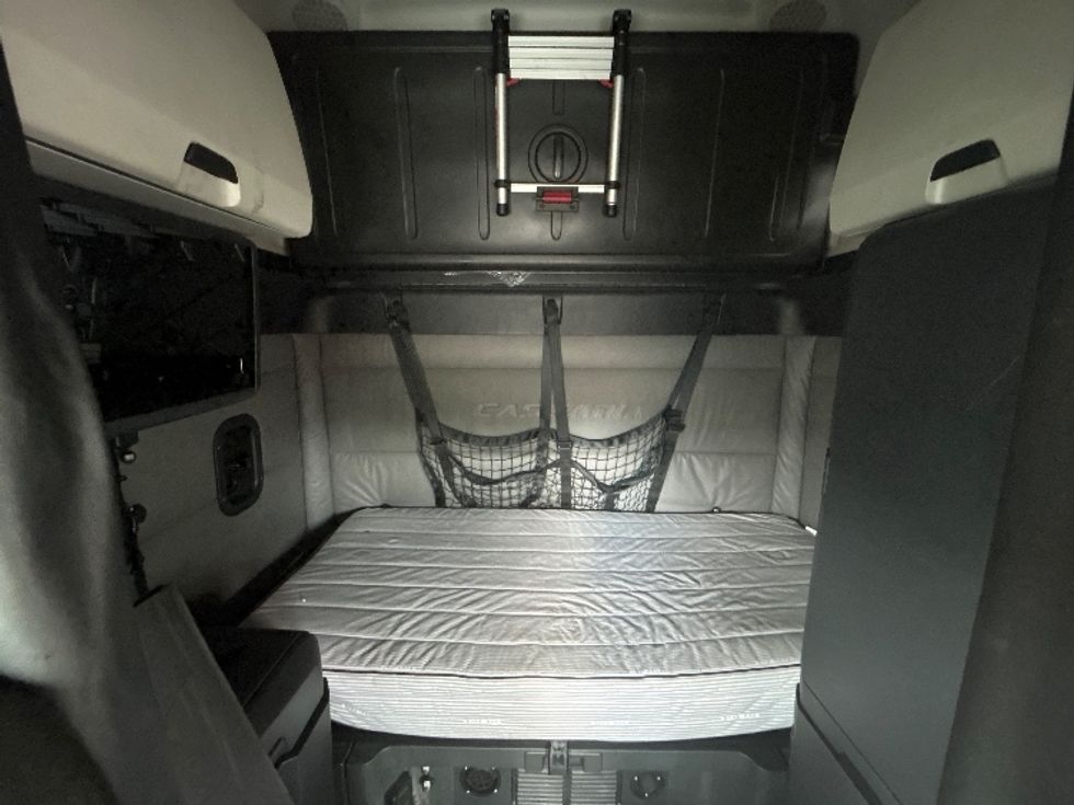 Sleeper Tractor-Heavy Duty Tractors-Freightliner-2021-T12664ST-Houston-TX-605,894\n\t\tmiles-$ 57,500 - Image 15