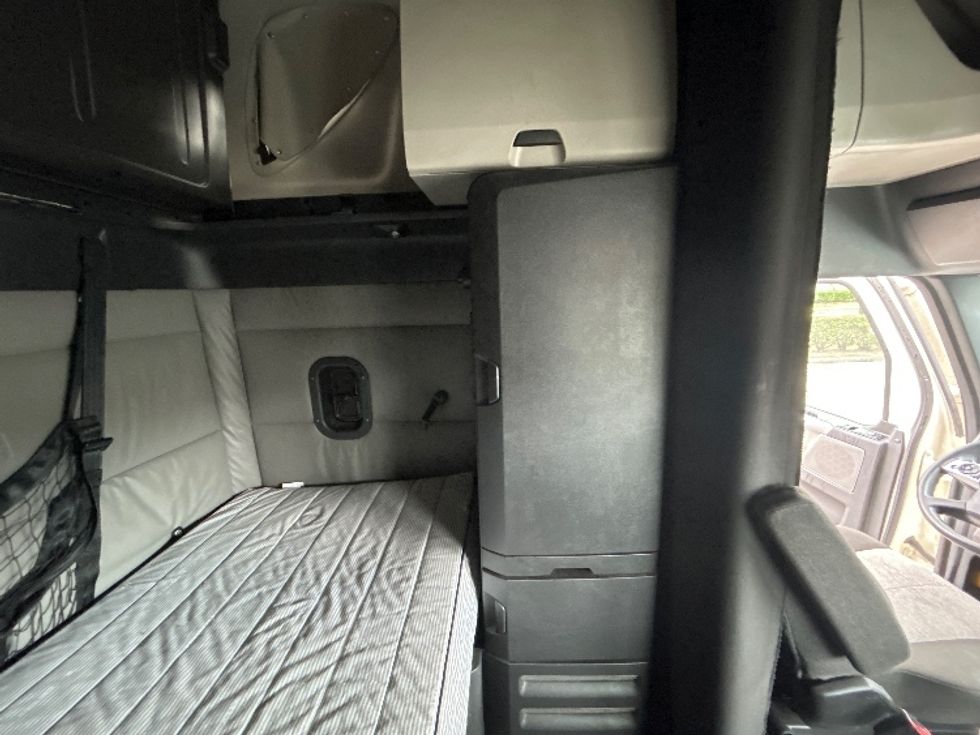 Sleeper Tractor-Heavy Duty Tractors-Freightliner-2021-T12664ST-Houston-TX-605,894\n\t\tmiles-$ 57,500 - Image 17