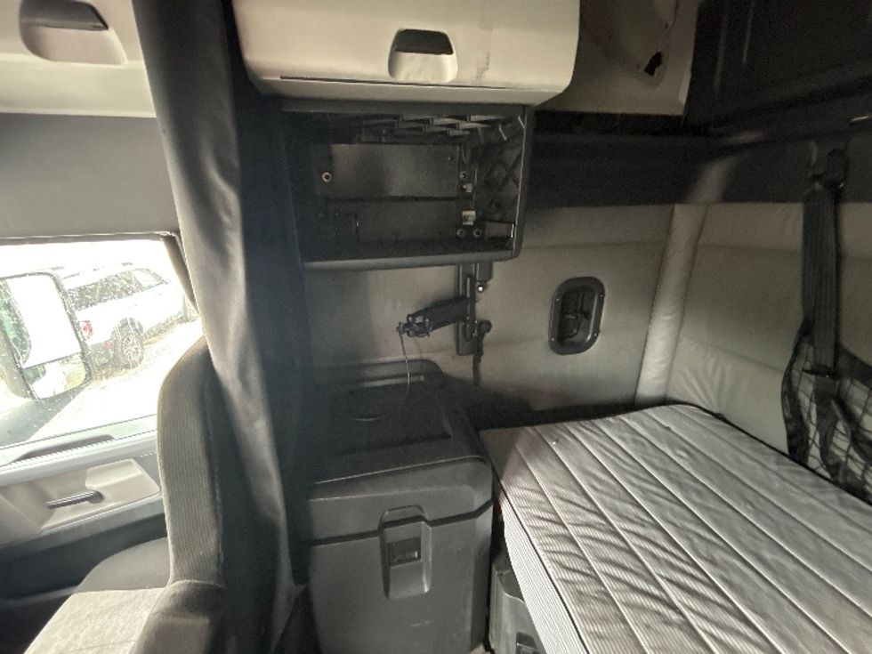 Sleeper Tractor-Heavy Duty Tractors-Freightliner-2021-T12664ST-Houston-TX-605,894\n\t\tmiles-$ 57,500 - Image 18