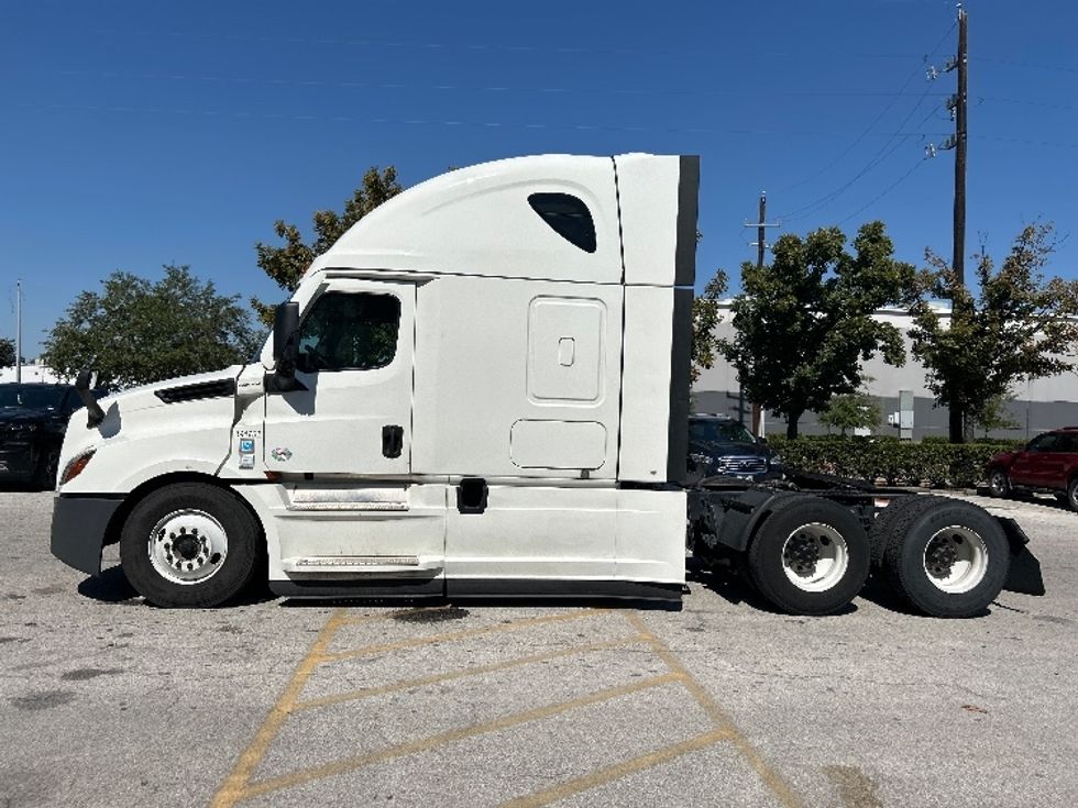 Sleeper Tractor-Heavy Duty Tractors-Freightliner-2021-T12664ST-Houston-TX-605,894\n\t\tmiles-$ 57,500 - Image 4