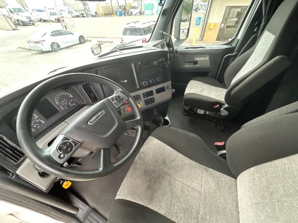 Sleeper Tractor-Heavy Duty Tractors-Freightliner-2021-T12664ST-Houston-TX-605,894\n\t\tmiles-$ 57,500 - Image 9