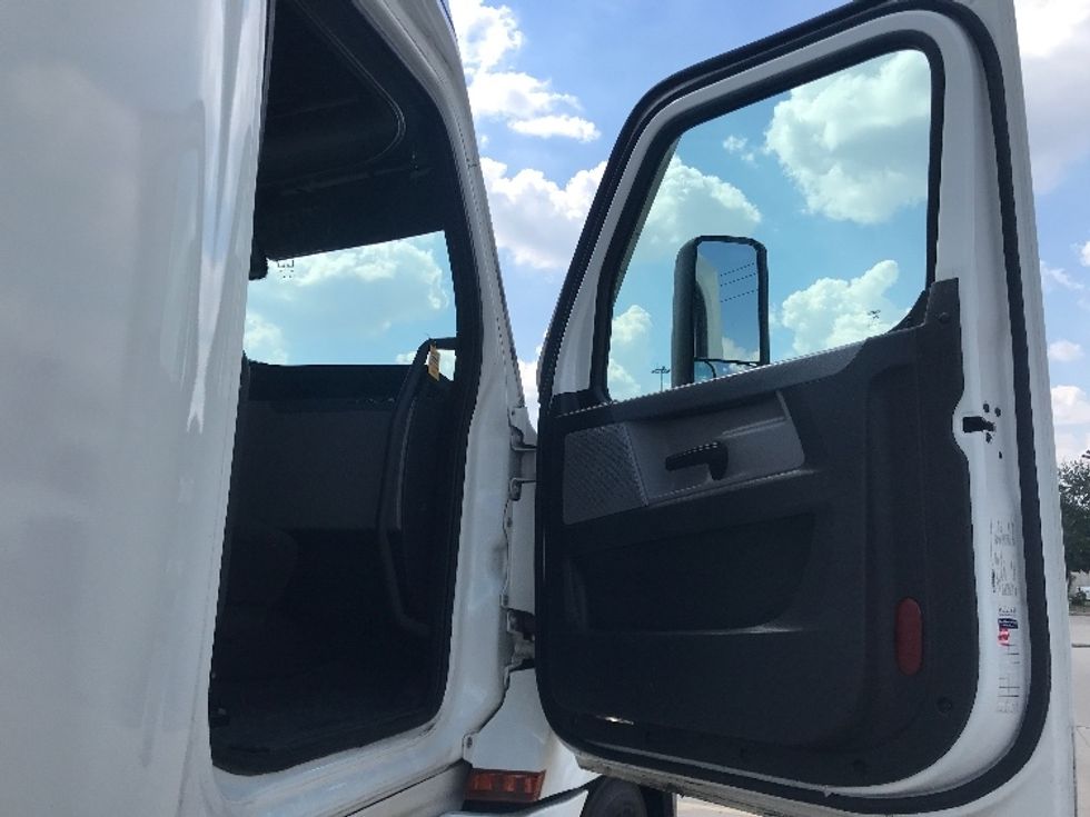 Sleeper Tractor-Heavy Duty Tractors-Freightliner-2021-T12664ST-Houston-TX-607,411\n\t\tmiles-$ 57,750 - Image 13