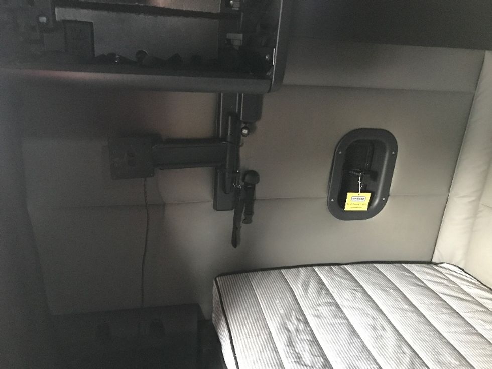 Sleeper Tractor-Heavy Duty Tractors-Freightliner-2021-T12664ST-Houston-TX-607,411\n\t\tmiles-$ 57,750 - Image 19