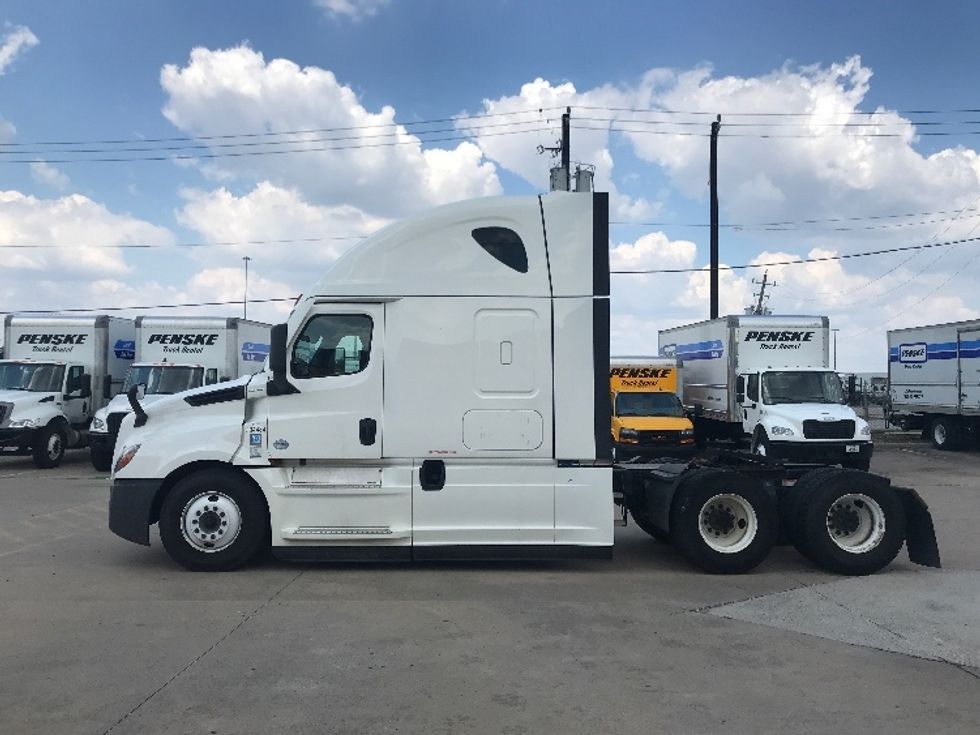 Sleeper Tractor-Heavy Duty Tractors-Freightliner-2021-T12664ST-Houston-TX-607,411\n\t\tmiles-$ 57,750 - Image 4