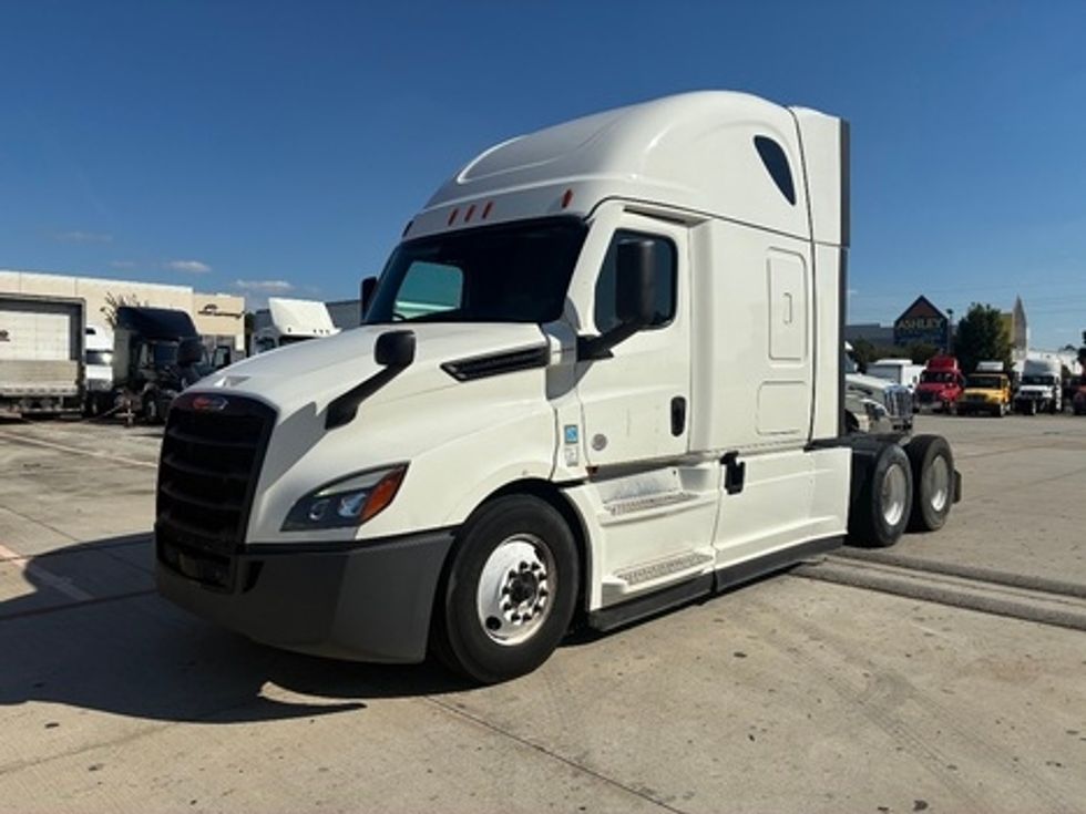 Sleeper Tractor-Heavy Duty Tractors-Freightliner-2021-T12664ST-Houston-TX-685,854\n\t\tmiles-$ 46,250 - Image 1