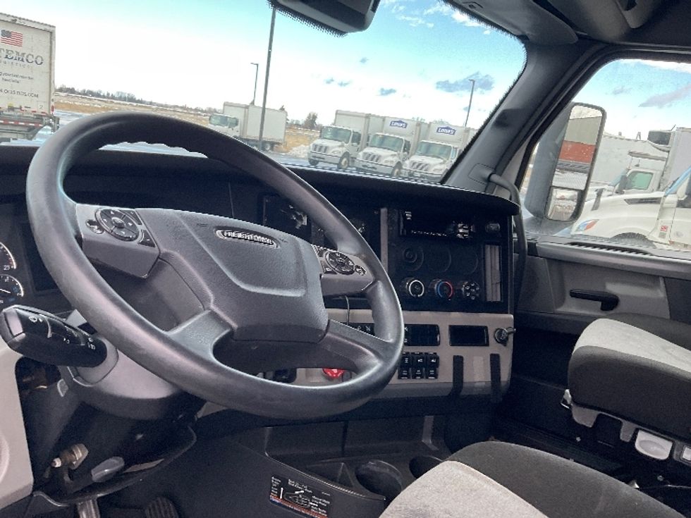 Sleeper Tractor-Heavy Duty Tractors-Freightliner-2021-T12664ST-Houston-TX-685,854\n\t\tmiles-$ 46,250 - Image 10