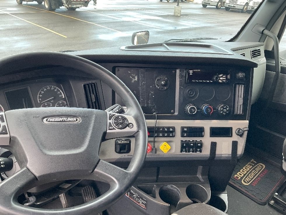 Sleeper Tractor-Heavy Duty Tractors-Freightliner-2021-T12664ST-Houston-TX-685,854\n\t\tmiles-$ 46,250 - Image 11