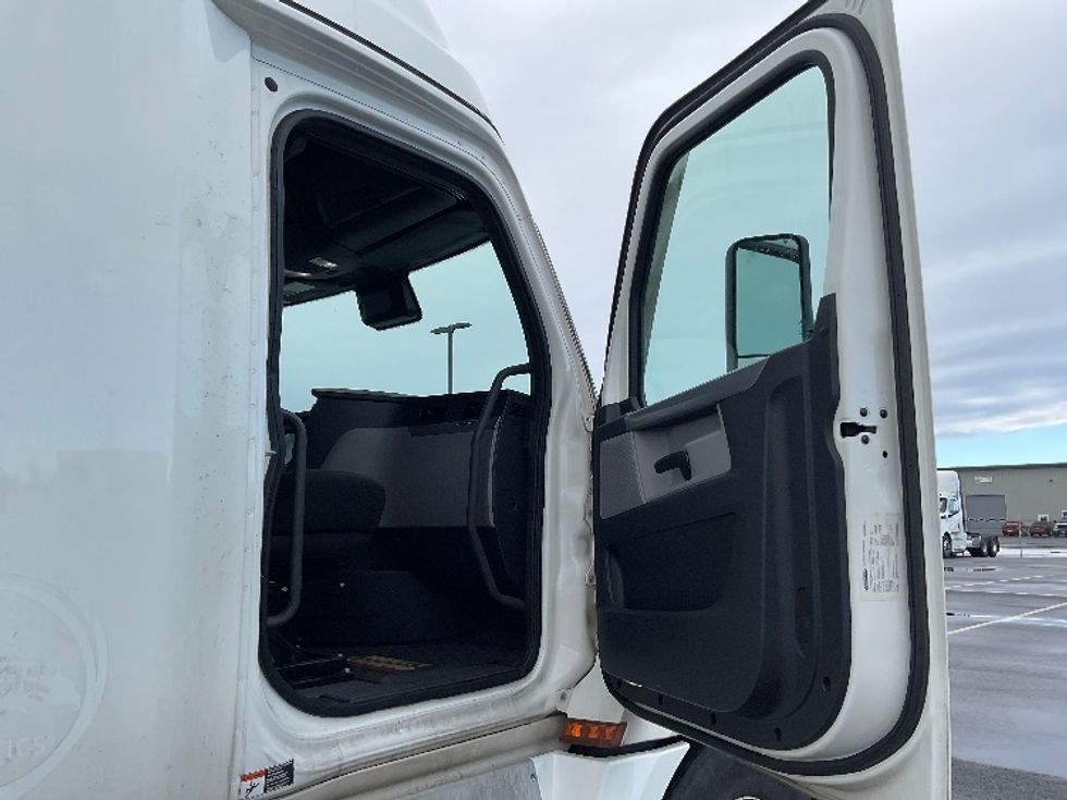 Sleeper Tractor-Heavy Duty Tractors-Freightliner-2021-T12664ST-Houston-TX-685,854\n\t\tmiles-$ 46,250 - Image 13