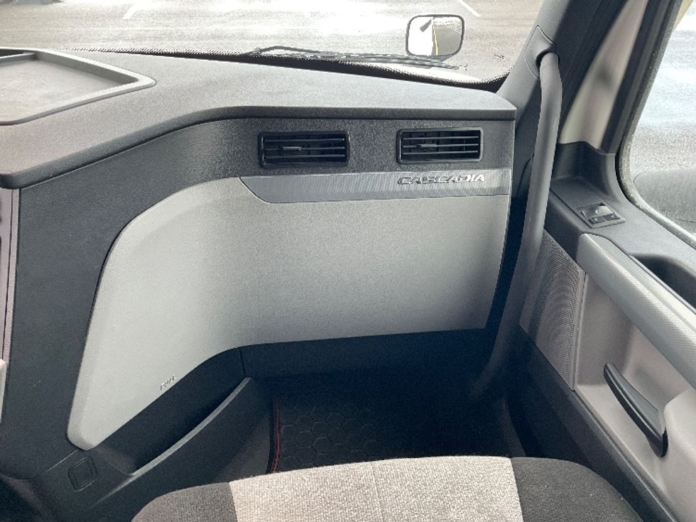 Sleeper Tractor-Heavy Duty Tractors-Freightliner-2021-T12664ST-Houston-TX-685,854\n\t\tmiles-$ 46,250 - Image 14