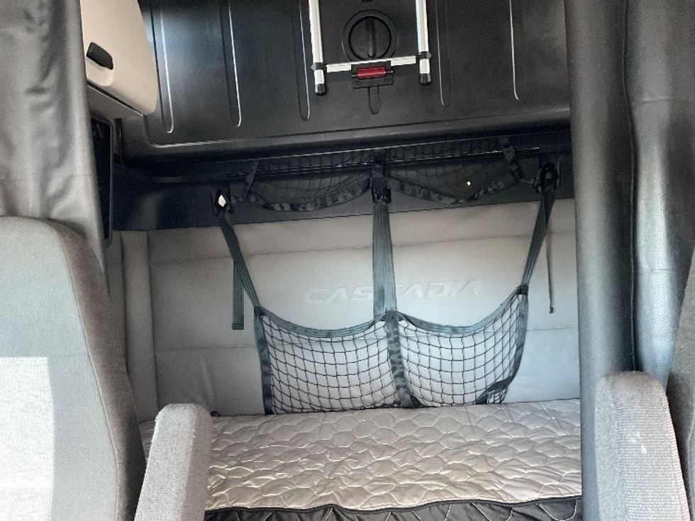 Sleeper Tractor-Heavy Duty Tractors-Freightliner-2021-T12664ST-Houston-TX-685,854\n\t\tmiles-$ 46,250 - Image 16