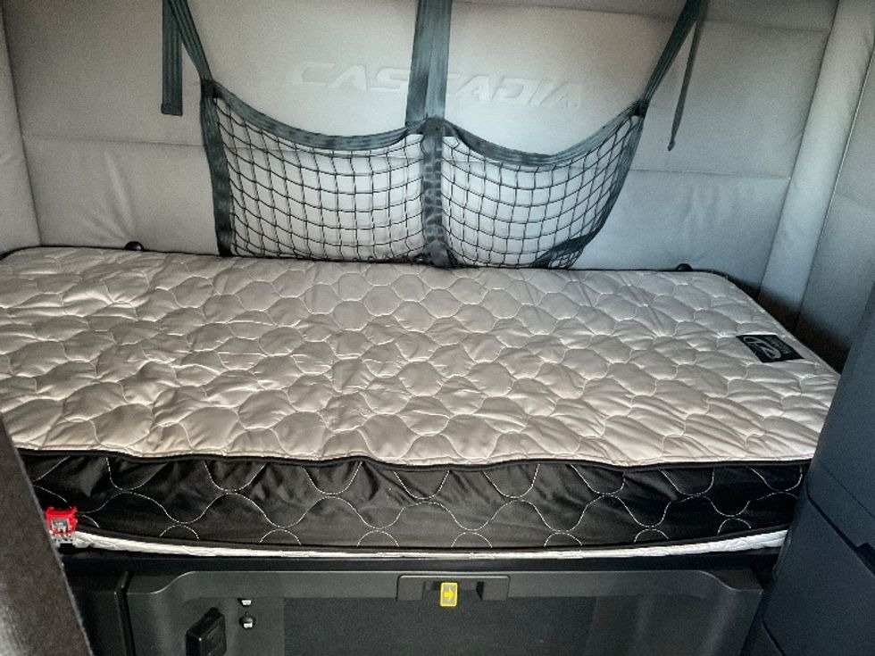 Sleeper Tractor-Heavy Duty Tractors-Freightliner-2021-T12664ST-Houston-TX-685,854\n\t\tmiles-$ 46,250 - Image 17