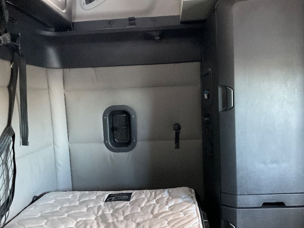 Sleeper Tractor-Heavy Duty Tractors-Freightliner-2021-T12664ST-Houston-TX-685,854\n\t\tmiles-$ 46,250 - Image 18