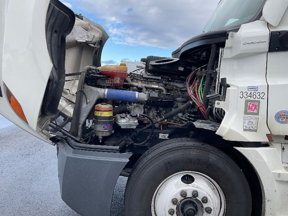 Sleeper Tractor-Heavy Duty Tractors-Freightliner-2021-T12664ST-Houston-TX-685,854\n\t\tmiles-$ 46,250 - Image 21