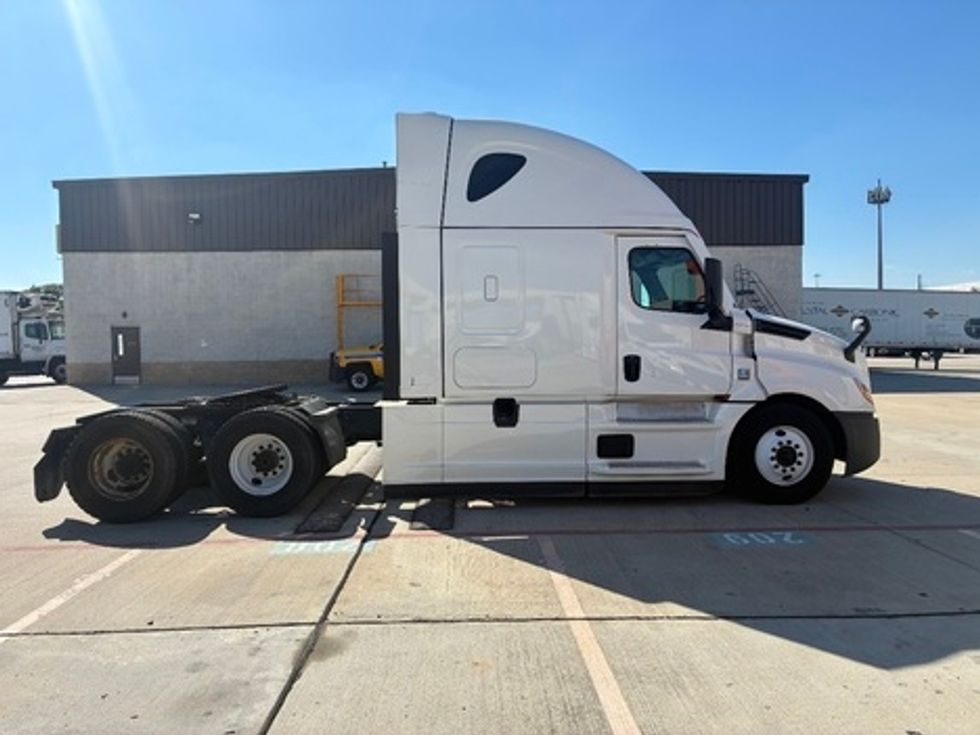 Sleeper Tractor-Heavy Duty Tractors-Freightliner-2021-T12664ST-Houston-TX-685,854\n\t\tmiles-$ 46,250 - Image 4