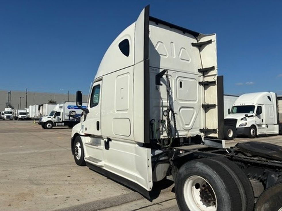 Sleeper Tractor-Heavy Duty Tractors-Freightliner-2021-T12664ST-Houston-TX-685,854\n\t\tmiles-$ 46,250 - Image 6