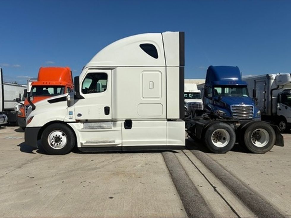 Sleeper Tractor-Heavy Duty Tractors-Freightliner-2021-T12664ST-Houston-TX-685,854\n\t\tmiles-$ 46,250 - Image 7
