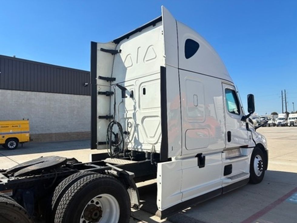 Sleeper Tractor-Heavy Duty Tractors-Freightliner-2021-T12664ST-Houston-TX-685,854\n\t\tmiles-$ 46,250 - Image 8